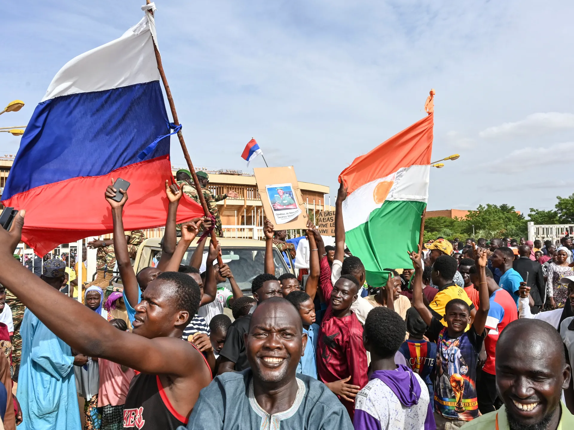 Thousands Rally in Niamey in Support of Niger's Military Leader After Coup Attempt