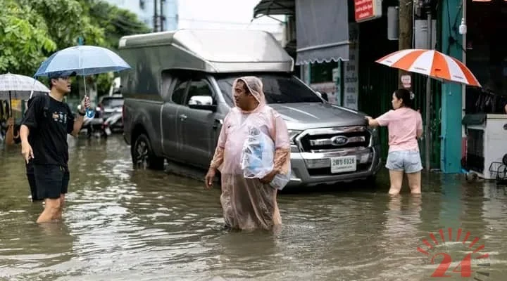 Bangkok Floods Force Nearly 4,900 Residents Into Shelters