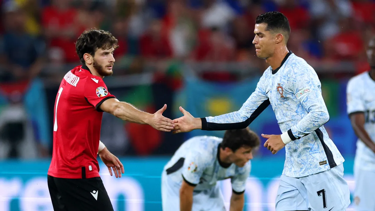 Ronaldo Sends Message of Support to Injured PSG Star Kvaratskhelia